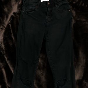 Black skinny jeans w/ ripped knees
